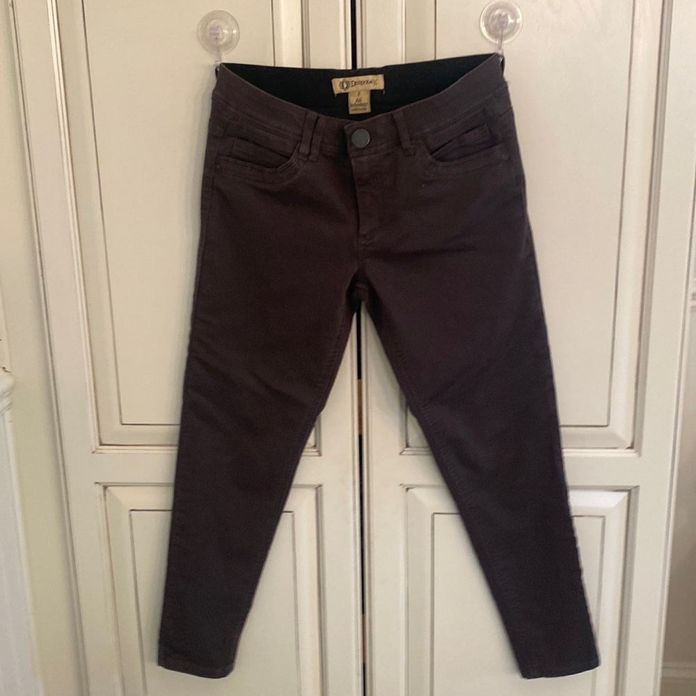 Democracy “Ab” Solution technology for curves.Great pants/jeggings in a size 6.